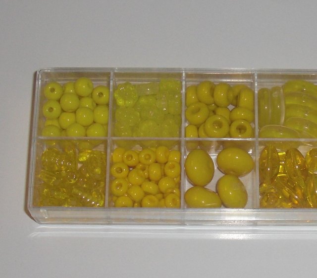 Korálky mačkané - MIX v krabičce - žlutá