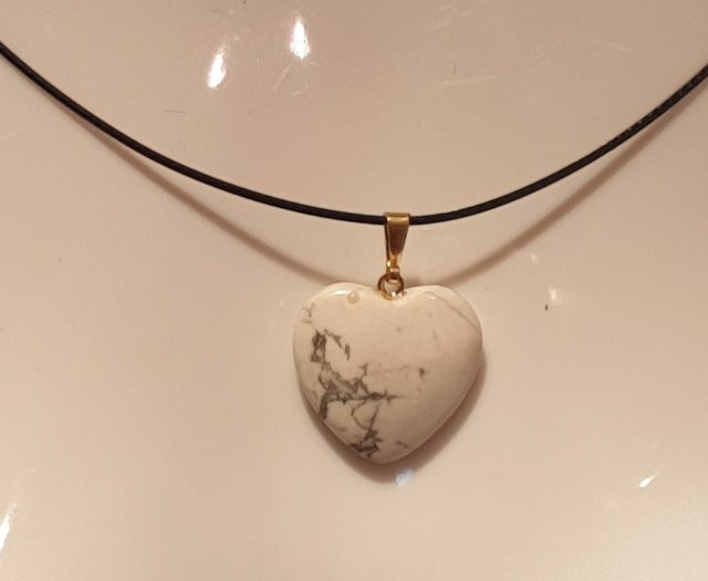 Náhrdelník na lanku s polodrahokamem - howlit - srdce