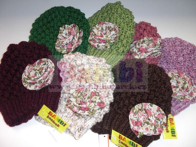 Dámská ručně pletená čepice s kytkou