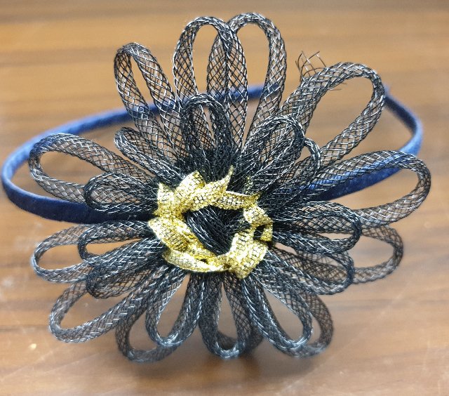 Saténová čelenka s květem - černá/zlatá