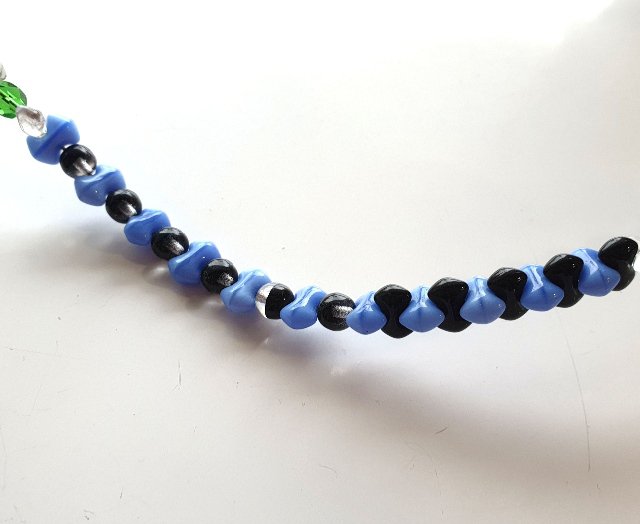 Korálky skleněné (sáček 20g) - mašlička 9×6mm, černá