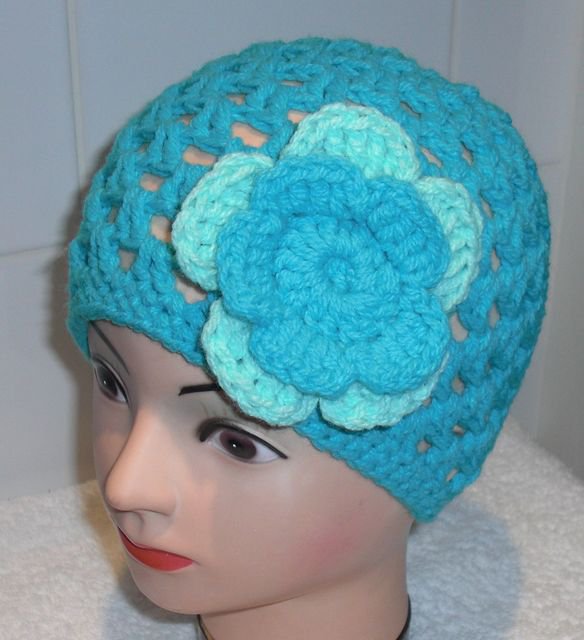 Dívčí čepice s háčkovanou kytkou