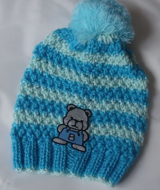 Dětská pletená čepice s bambulí