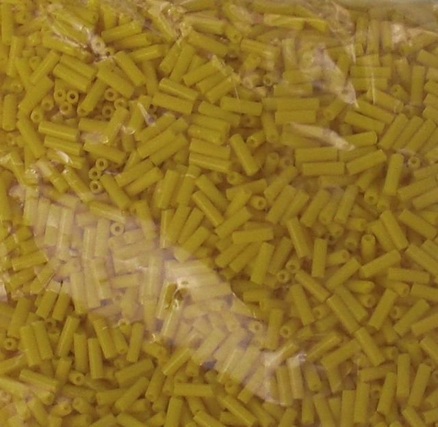 Rokajl PRECIOSA - tyčky průhledné 7mm - žlutá (sáček 20g)