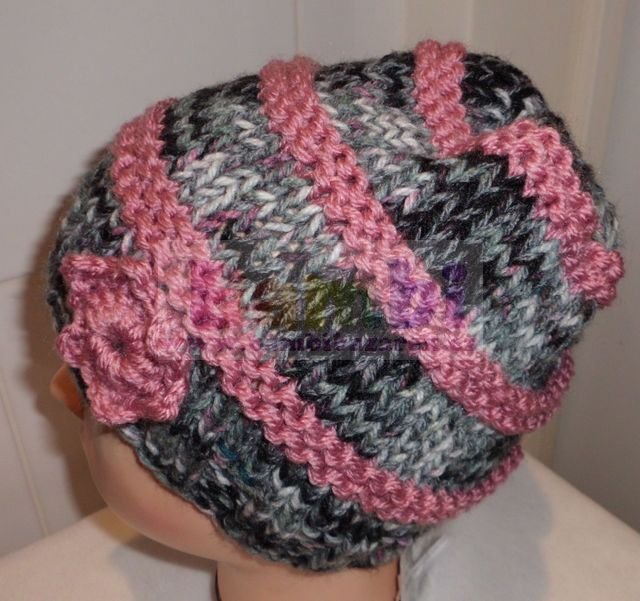 Dívčí ručně pletená čepice s aplikací