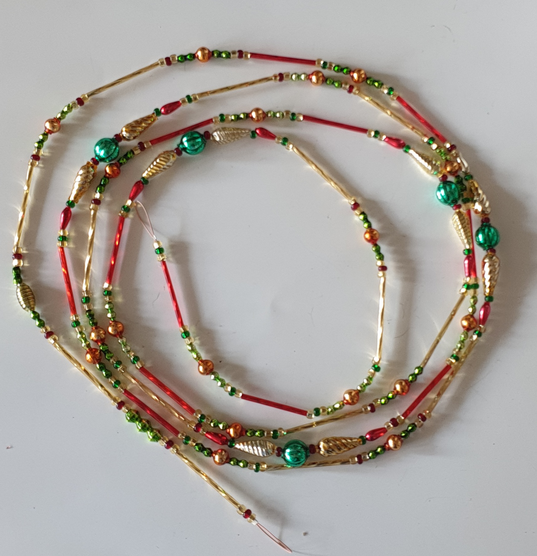 Vánoční řetěz s dutými perlami - zlatá/červená/zelená
