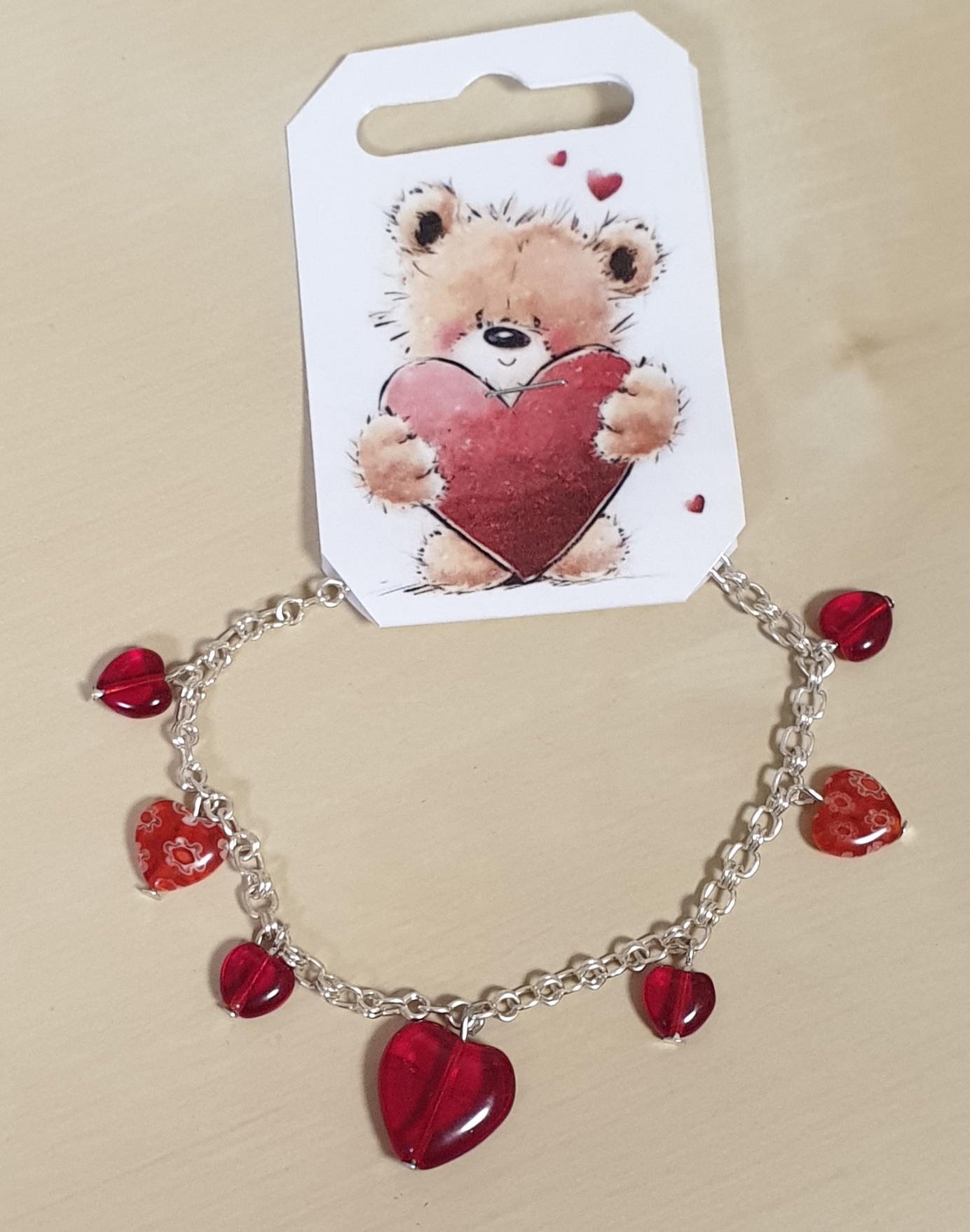 Valentýnský náramek ketlovaný s červenými srdíčky