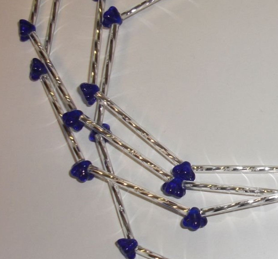 Vánoční řetěz z korálků - stříbrná/modré kytičky