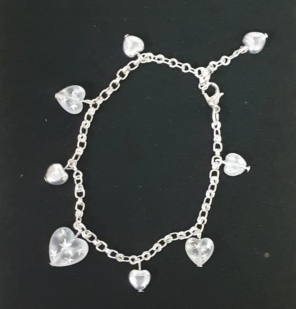 Valentýnský náramek ketlovaný se stříbrnými srdíčky
