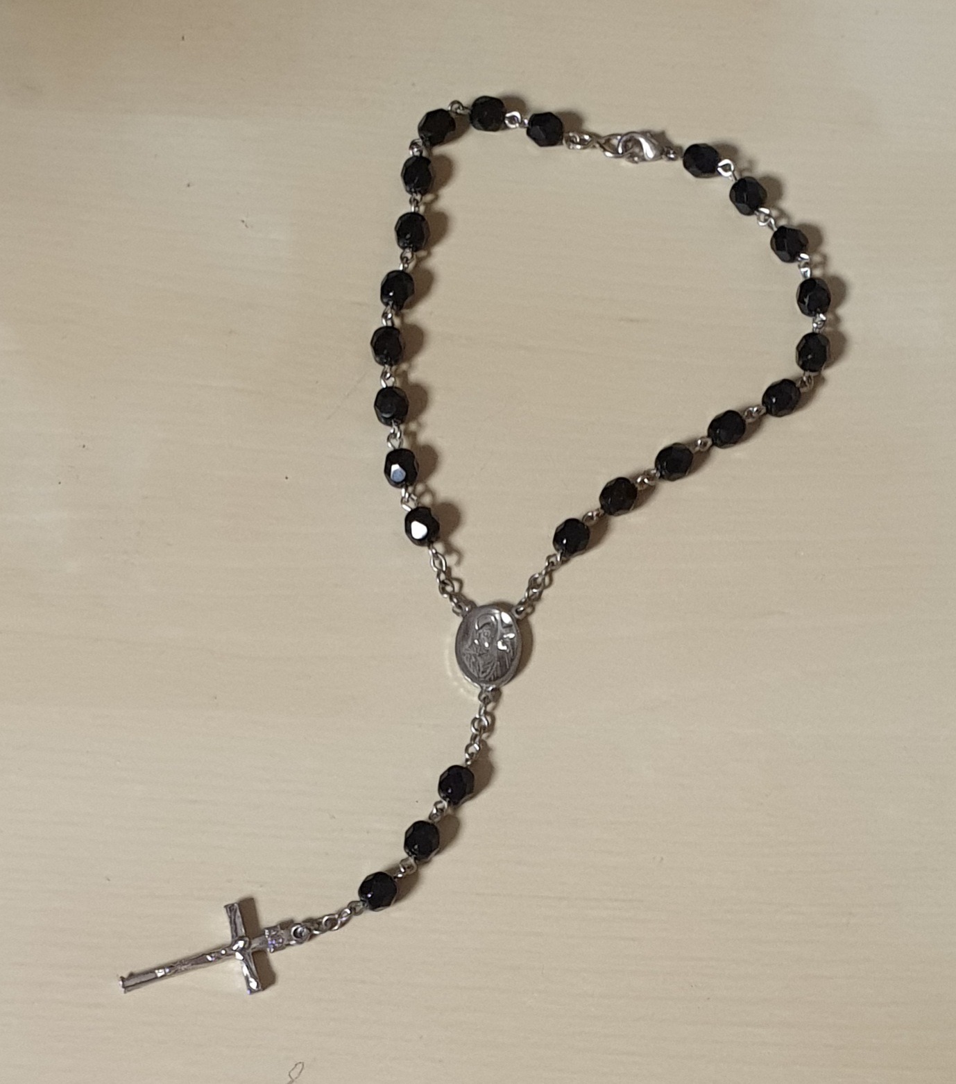 Růženec do auta - ketlovaný s broušenými korálky