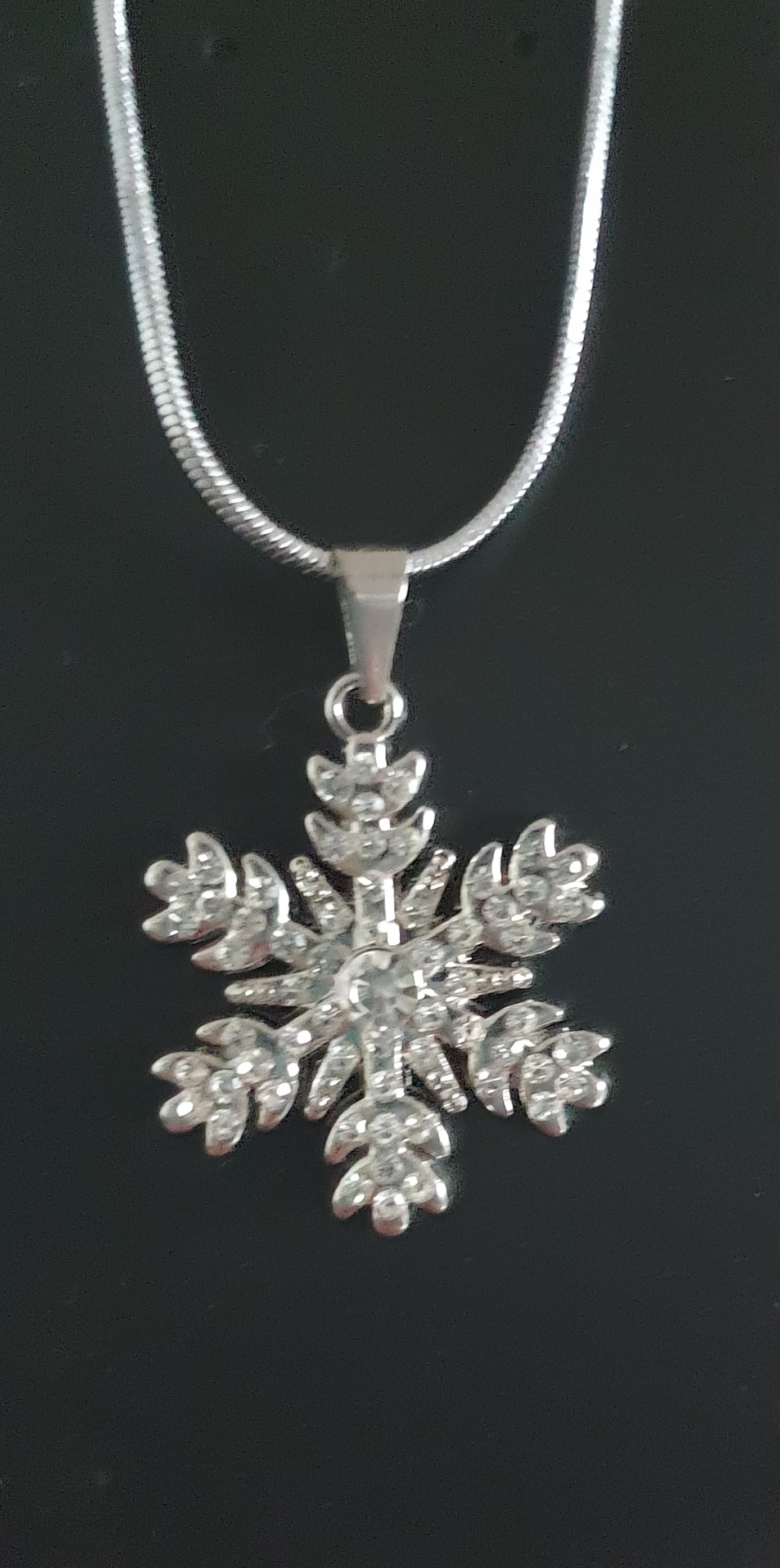 Řetízek hadí s přívěškem - sněhová vločka s broušenými kamínky