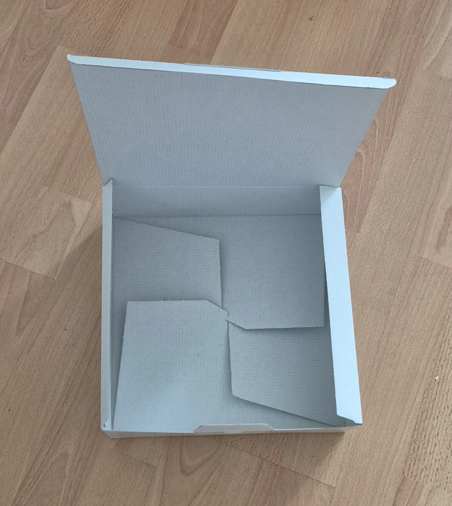 Přepravní papírová krabice - bílá bez potisku (26×26,5×9cm)