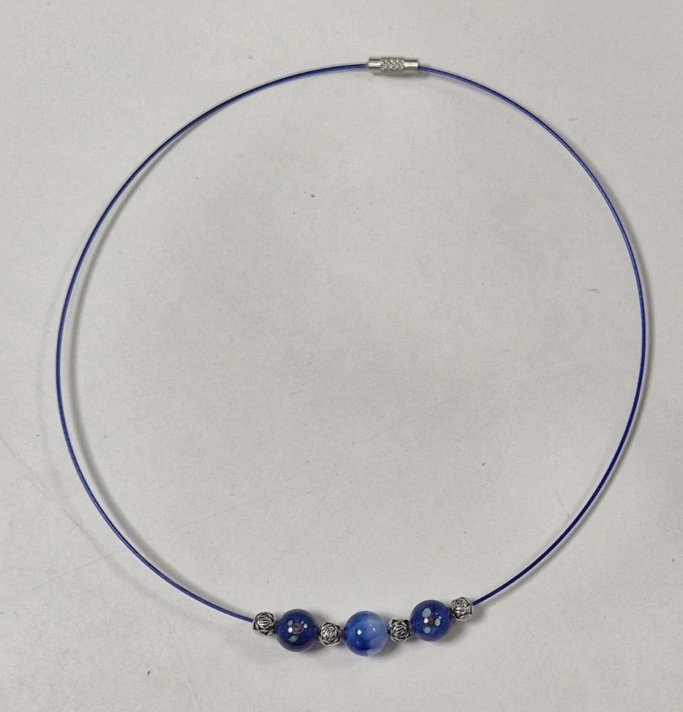 Náhrdelník na lanku s vinutkami - modrá tmavá