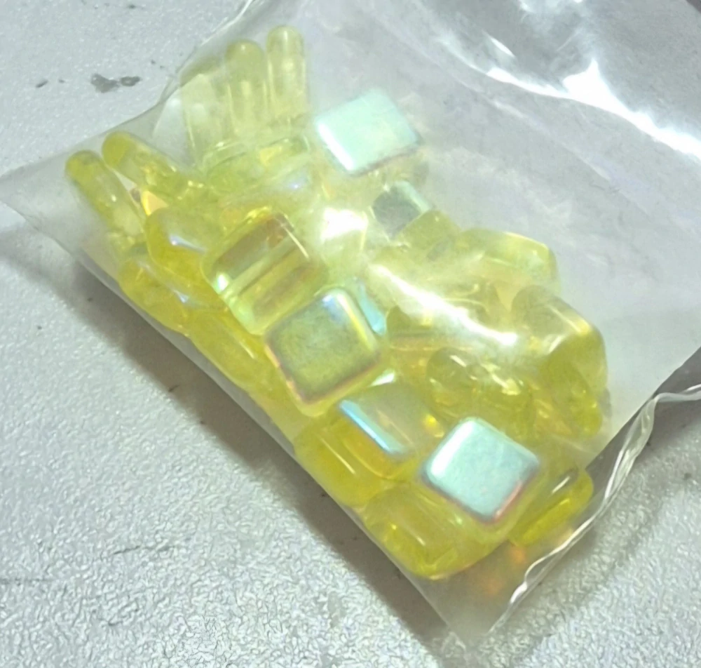 Korálky mačkané z uranového skla - čtverec 8×8mm (20ks)