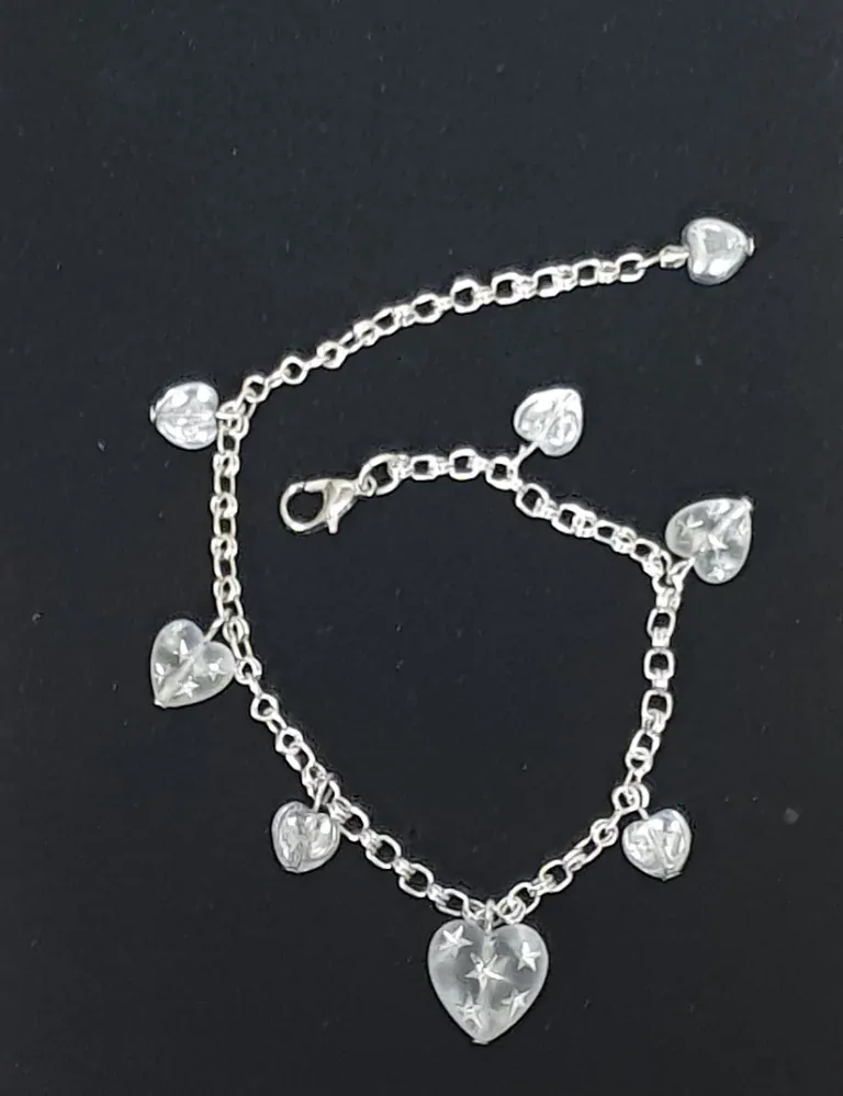 Valentýnský náramek ketlovaný se stříbrnými srdíčky