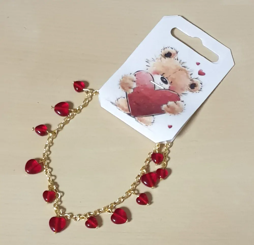 Valentýnský náramek ketlovaný s červenými srdíčky