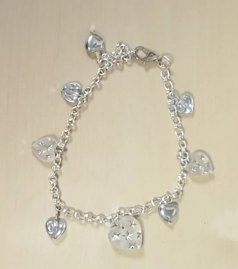 Valentýnský náramek ketlovaný se stříbrnými srdíčky