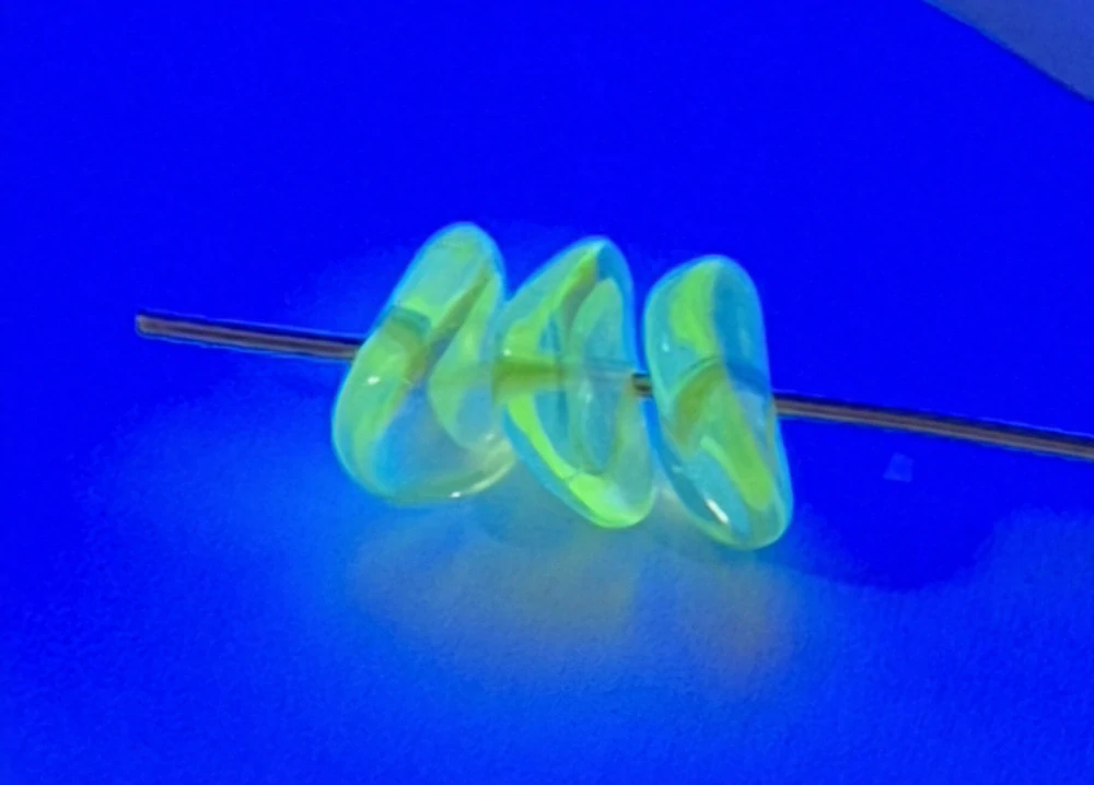 Korálky mačkané z uranového skla - chipsy 10×9mm (20ks)