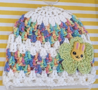 Bavlněná háčkovaná čepička - bílá/duha/zajíček > 48cm
