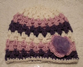 Bavlněná háčkovaná čepička - bílá/fialová> 48cm
