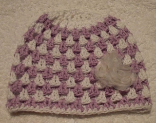 Bavlněná háčkovaná čepička - bílá/fialová> 44cm
