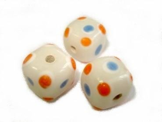 Vinuté perle - kostka s tečkami - bílá 12mm